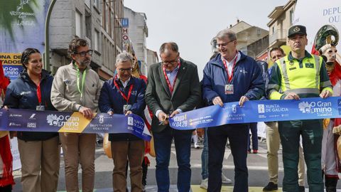 Los representantes institucionales acompa�adas de las pantallas de Xinzo en la inauguraci�n de la etapa de O Gran Cami�o