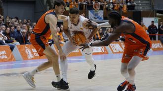 Brito se abre paso entre la defensa de Jou y Barro