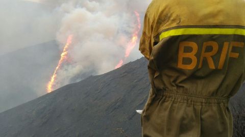 Un trabajador de la Brif contempla el frente de llamas del incendio forestal de Ibias.Un trabajador de la Brif contempla el frente de llamas del incendio forestal de Ibias