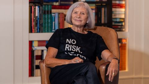 Alicia Gim&eacute;nez Bartlett publica la novela &laquo;Bajo el cielo infernal&raquo;. 
