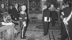 Franco recibe al embajador chino en Madrid con motivo del establecimiento de relaciones diplom�ticas con Espa�a