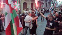 El etarra Xabier Ugarte (en el centro) a su llegada a la localidad guipuzcoana de Oate. Xabier Ugarte Villar ha salido de la crcel de Topas (Salamanca) tras cumplir 22 aos de condena por varios delitos, entre otros el secuestro del funcionario de prisiones Jos Antonio Ortega Lara