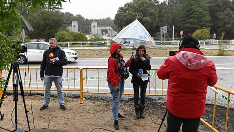 Trabajadores de los medios de comunicaci�n a la entrada de el Valle de los Ca�dos este mi�rcoles, un d�a antes de la exhumaci�n de los restos de Francisco Franco
