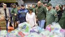 Una imagen distribuida por el Gobierno presidido por Delcy en la que se la ve revisando la ayuda