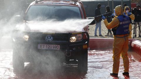 Puesto de desinfeccin de la UME por donde pasan los coches que han estado en la zona contaminada