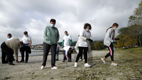 Amicos y Vegalsa impulsan una limpieza de playa para acabar con la basuraleza en Barraa