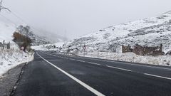 Vista de la nieve ca�da en Puerto de Pajares en la N-630, una de las principales carreteras en alerta en la localidad de Pajares, Asturias