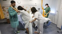 Personal sanitario atiende a una mujer a pocas horas de dar a la luz, el pasado martes en el Marcide