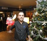 <span lang= es-es >Garoa</span><span lang= es-es >. Previa reserva de mesa, por 35 euros por cabeza con derecho a una botella para cada dos personas con refrescos, gominolas y bombones.</span>