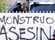 <span lang= es-es >Otra visita a Las Quemadillas</span>. Jos� Bret�n, ayer, procedente de la c�rcel, a su llegada en el furg�n policial a la finca cordobesa propiedad de sus padres para asistir a las nuevas pruebas periciales.