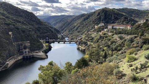 La localidad de Salto de Castro (Zamora), un antiguo poblado hidroelctrico con 44 viviendas, bar, iglesia, hospedera y otras dotaciones comunitarias, que qued deshabitado hace 18 aos, cuenta con un proyecto para su recuperacin con fines tursticos impulsado por un empresario estadounidense