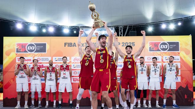Carlos Martnez levantando el trofeo de Campen del Mundo 3x3