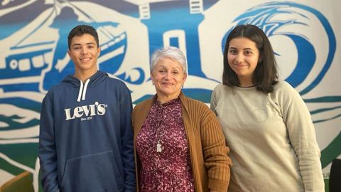 Álvaro Otero y Sara Novais, con su profesora de Química, Sofía Picos, esta mañana en el centro
