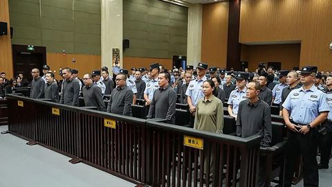 Varios de los condenados ante el tribunal que los conden� a muerte.