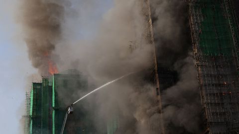 Incendio en un bloque de edificios de Hong Kong