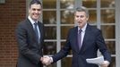 El presidente del Gobierno, Pedro S�nchez recibi� el pasado 13 de marzo al l�der del PP, Alberto N��ez Feijoo, en el Palacio de la Moncloa para abordar la seguridad en Europa y el gasto en defensa. Fue su primera reuni�n a solas desde el 2023.