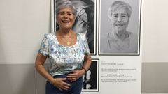 Araceli, delante del panel de la exposici�n con im�genes suyas, presume de que lleva la bolsa dentro del pantal�n.