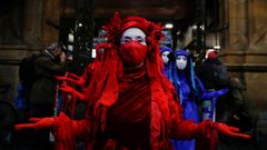 Activistas de Red Rebellion, en una protesta en la Central Station de Glasgow, donde se celebra la cumbre