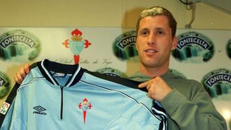 Hoogendorp, en su presentaci�n con el Celta, en enero del a�o 2000.