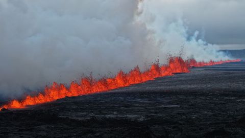 Lava emergiendo tras una erupción volcánica cerca de Grindavík, en la península de Reykjanes.