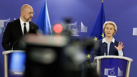 El primer ministro de Ucrania,Denys Shmyhal, con la presidenta de la Comisin Europea, rsula Von der Leyen