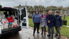 Los vecinos de O Carballal y la asociacin cultural Toxos Bravos entregaron al presidente de la Cocina Econmica y prroco de Lavacolla, Manuel Botana Agra, el cargamento de alimentos.