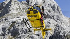 El helic�ptero del Sepa evac�a a un monta�ero del macizo del Corni�n, en Picos de Europa