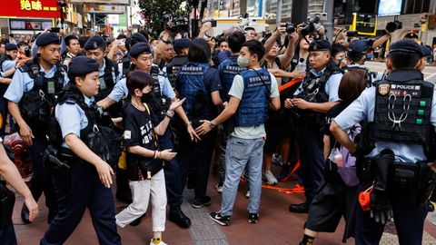 Policas de Hong Kong detienen a un manifestante en el aniversario de la masacre de Tiananmen.