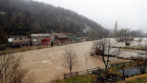 Inundaciones al desbordarse el ro Naln en Las Inmediaciones de Laviana(Asturias)