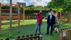 El concejal Iv�n Puentes y el teniente de alcalde, Tino Fern�ndez, en el parque de la calle Luis Otero, enPpontevedra