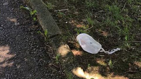 Mascarilla en el suelo de la pista finlandesa en Oviedo