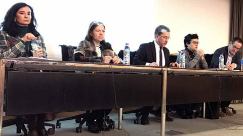 De izquierda a derecha, la directora general de Universidades e Investigaci�n, Cristina Vald�s; la vicerrectora de Estudiantes de la Universidad de Oviedo, Elisa Migu�lez; el consejero de Educaci�n y Cultura, Genaro Alonso; la jefa del servicio de Inspecci�n Educativa, Dolores Guerra; y el director general de Ordenaci�n Acad�mica e Innovaci�n Educativa, Francisco Laviana..De izquierda a derecha, la directora general de Universidades e Investigaci�n, Cristina Vald�s; la vicerrectora de Estudiantes de la Universidad de Oviedo, Elisa Migu�lez; el consejero de Educaci�n y Cultura, Genaro Alonso; la jefa del servicio de Inspecci�n Educativa, Dolores Guerra; y el director general de Ordenaci�n Acad�mica e Innovaci�n Educativa, Francisco Laviana. 