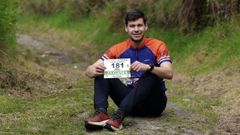 El atleta de O Vicedo muestra en San Rom&aacute;n el dorsal con el que compiti&oacute; el s&aacute;bado.