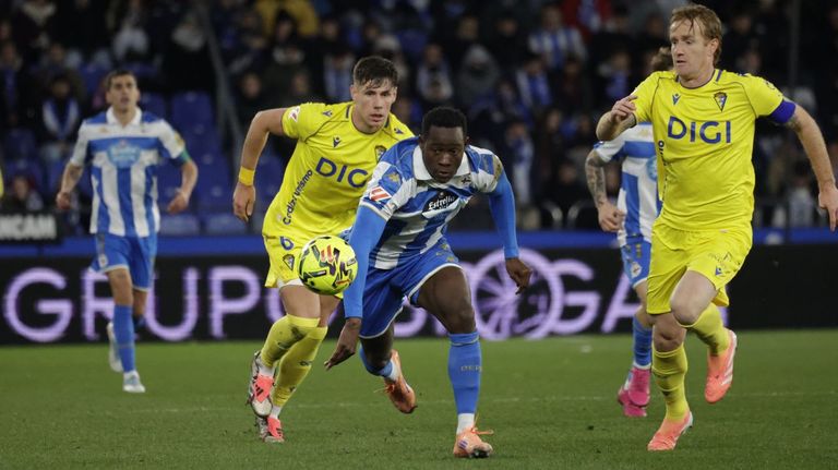 Bil Nsongo intenta llegar al bal�n ante �lex Fern�ndez e Iker Recio en el D�por-C�diz.