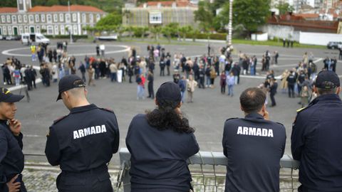 Los marineros, sobre la cubierta de la fragata �lvaro de Baz�n, se despiden de sus familiares.