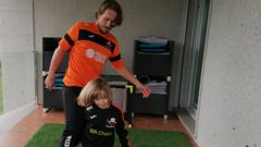 Jorge Matamoros juega con su hijo de cuatro a�os
