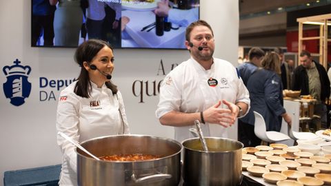 Lara Alvarellos y Fabi�n Mouzo, del restaurante mazaricano O Cami�o Fala, prepararon callos al estilo de Carn�s y alb�ndigas de at�n en salsa verde.