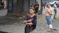 Residentes de una de las zonas de Kiev atacadas por los rusos