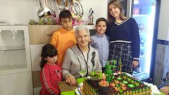 Gimena Rodr�guez Tejelo con los m�s j�venes de sus familiares ante su tarta de cumplea�os