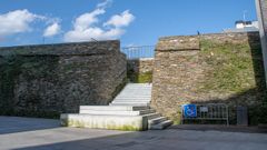 Imagen del nuevo acceso que se ha habilitado al adarve de la Muralla junto al ascensor