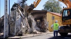 Demolici�n de la casa incendiada de Culleredo