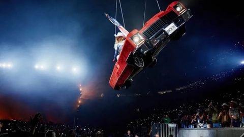 La artista, suspendida en el aire en el interior del vehículo.
