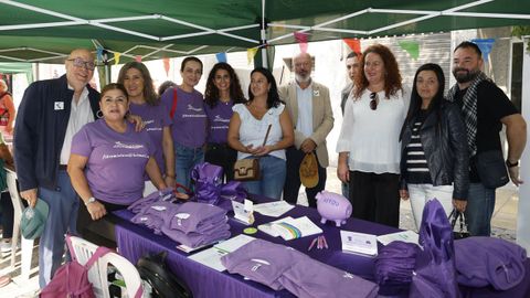 A Valenz. Quinto Paseo da Sade por Barbads. El alcalde de Barbads, Xos Carlos Valcrcel, en el puesto de la asociacin de personas con fibromialgia y fatiga crnica.