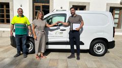 La alcaldesa y el encargado de Obras junto al nuevo veh�culo.