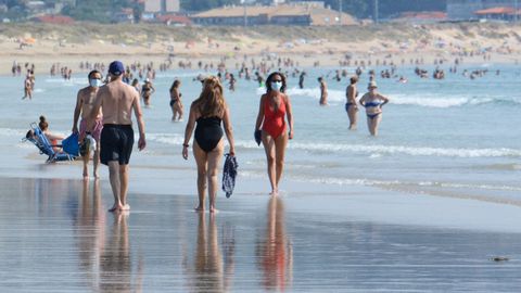 Pese a todo, los bañistas aprovecharon el buen tiempo de finales de verano en la mayoría de las playas gallegas