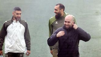 El entrenador del Celta, Claudio Gir�ldez, con Borja Iglesias y R�ber Fern�ndez, en la sesi�n de ete lunes.