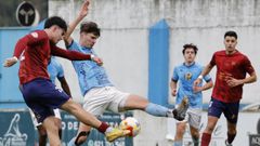 Rolle, que regresa tras causar baja por motivos laborales ante el Monta�eros, intenta taponar un disparo durante la visita del Estradense.