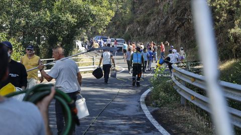 Incendio forestal en Meln, entre las aldeas de Quins y Vilaverde