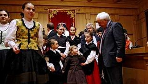 Baltar hizo su particular discurso de A�o Nuevo aprovechando la visita de Queixumes dos Pinos.