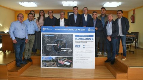 El conselleiro de Educación, Ciencia, Universidades e FP, Román Rodríguez,  junto a miembros de la cooporación municipal de O Pereiro de Aguiar
